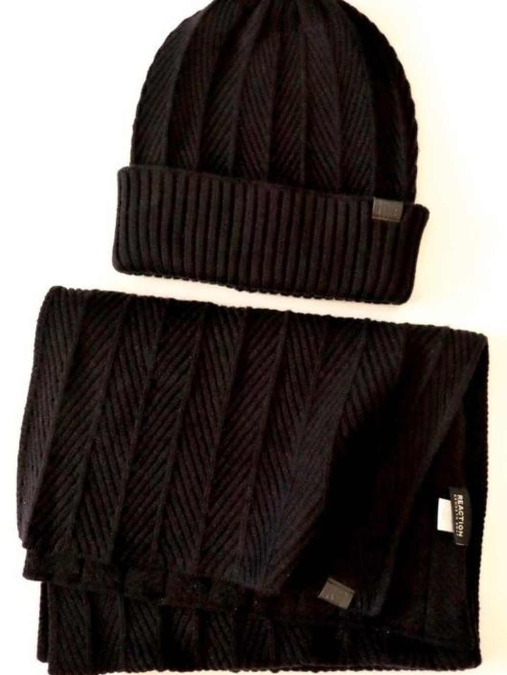 Kenneth Cole Reaction
Men's Ribbed Herringbone Beanie & Scarf Set Brand New